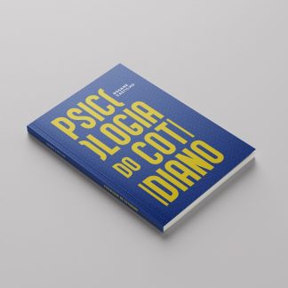 foto da capa do livro Psicologia do cotidiano que tem capa azul com letras grandes em amarelo e essas letras se mostram como se fossem cortadas ao final da largura e o resto do texto na linha abaixo, de forma que tem letras cortadas e que continuam na linha de baixo e nao estou falando de palavras e sim a letra mesmo.