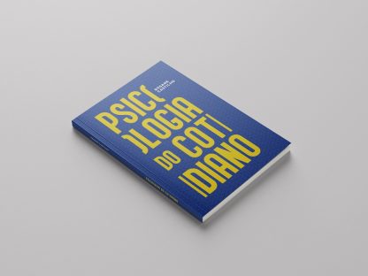 foto da capa do livro Psicologia do cotidiano que tem capa azul com letras grandes em amarelo e essas letras se mostram como se fossem cortadas ao final da largura e o resto do texto na linha abaixo, de forma que tem letras cortadas e que continuam na linha de baixo e nao estou falando de palavras e sim a letra mesmo.