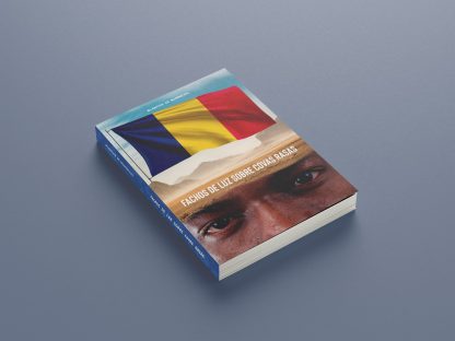 Fachos de luz sobre covas rasas tem a capa representada pela bandeira do Chade, tricolor, vertical começando pelo azul, amarelo e vermelho a direita, na testa de uma pessoa africana, da qual só se mostra os olhos e nariz